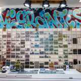 Una volta entrati veniamo accolti dalla musica hip hop di sottofondo, ma ad attirare la nostra attenzione � la parete che si staglia dietro al bancone dominata da un enorme graffito...